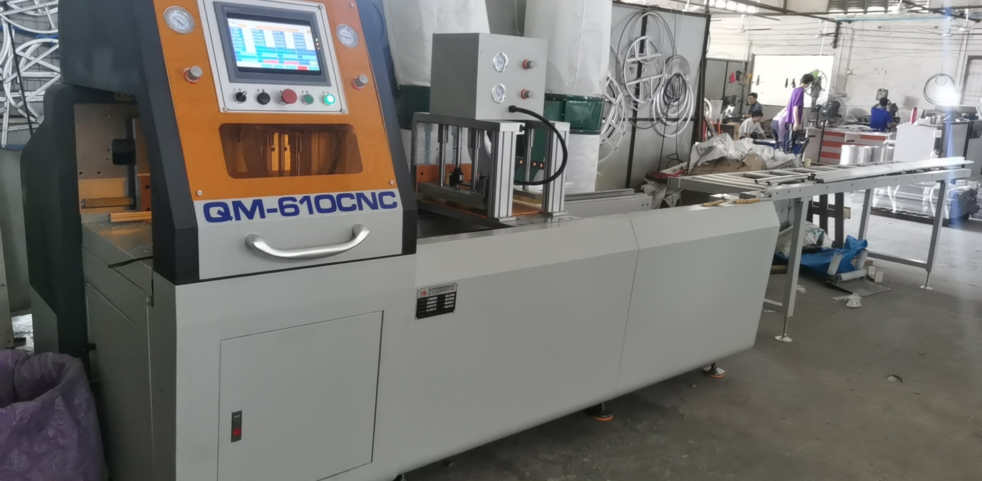 自動(dòng)鋁材切割機(jī)