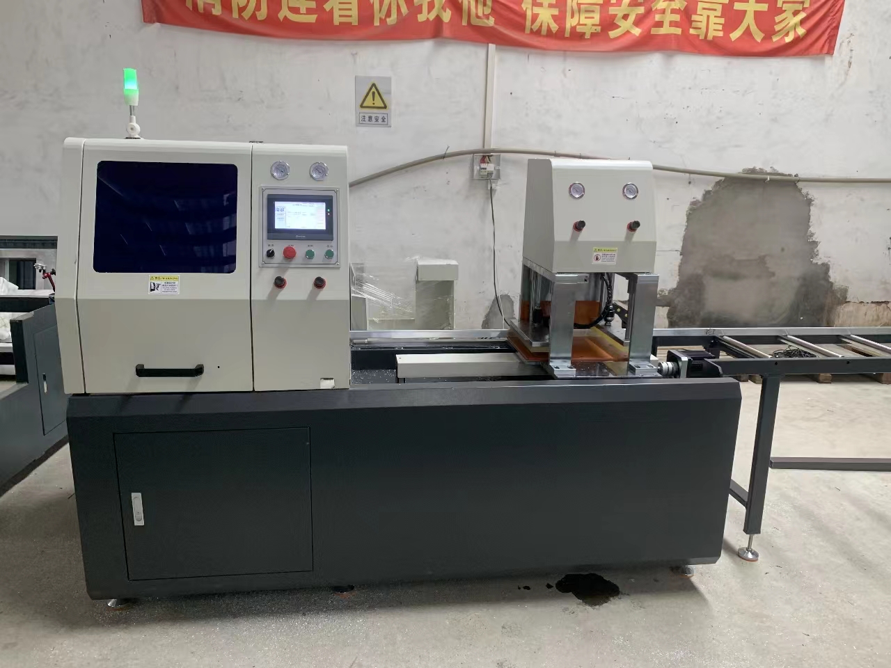 全自動(dòng)鋸鋁機(jī)