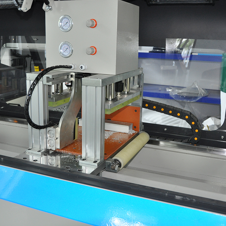 610無尾料分離式全自動切鋁機帶防護罩細節(jié)圖